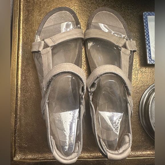 Teva Sandals Womens 9 Ysidro Wedge 1015121 Tan Beige Leather NWT !!! - Picture 1 of 3